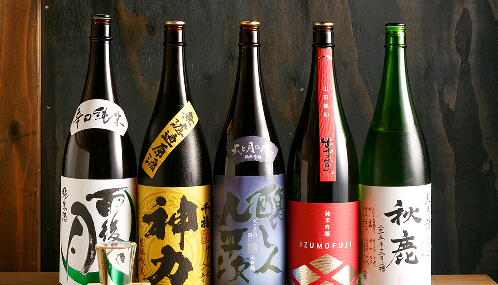 日本酒の瓶と升